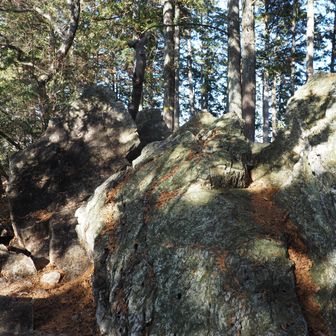 第８座、越上山を目指すもここで撤退。この岩の両側は切り立った崖。山行も終盤のため脚力も萎えていた😅