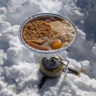 今日のお昼ご飯です。
かき揚げうどんにオプションで切り餅、ソーセージ、卵を投入しました😁