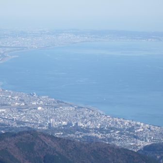 眼下に小田原と相模湾、遠くに江の島も見えます。