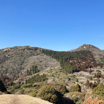 さっきまでいた鞍岳と女岳
