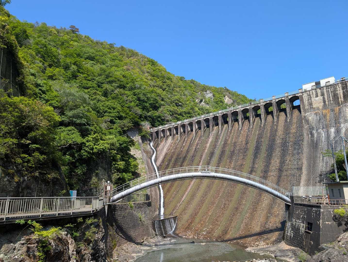 どどーんと千苅ダムが目の前に👀✨
放水していなくてもかっこいい😍
登録有形文化財と近代産業遺産に登録されています。