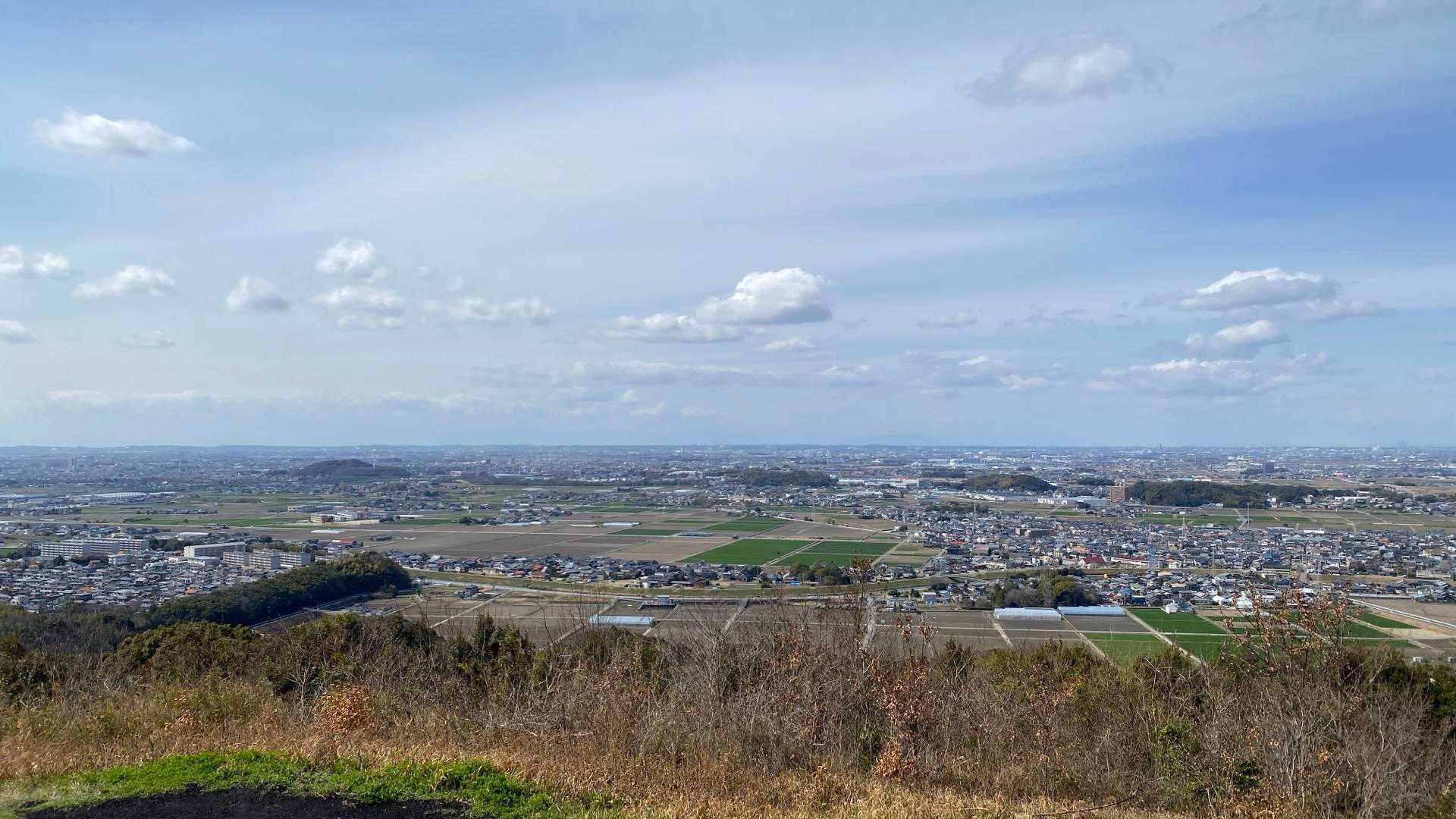 万灯山に戻ってきました。何人かの方がお弁当を食べていました