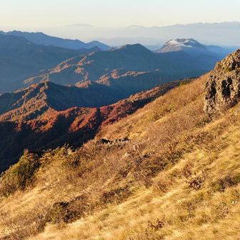 南西側、奥に中央アルプス
中央右手は堂津岳 や東山