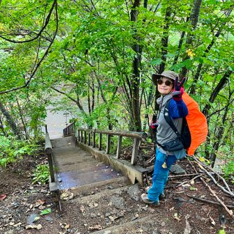 登山道の
濡れた木の根
粘土質の土
泥濘み
との長く険しい戦いを終え（大げさ😅）

この階段を下りたら下山完了

最後にここで転ばないよう
慎重に下る🐇🐢💦