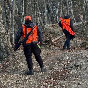 鋸尾根で、バラバラに散って６人ぐらいで行動してる猟友会の人と登山道ですれ違った。
トランシーバーで、600を400まで200m縮まったと話してた。
過去最大クラスの猪を追っているそう
熊が出たのかとビビった。
