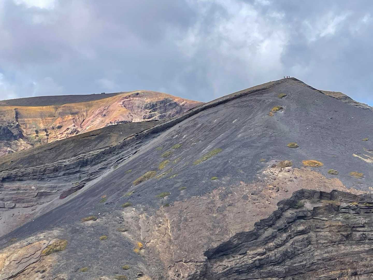 右のとんがりの山に人がいる！
ちょうどお釜を見る位置から逆側の位置

あそこに行けるの？ルートある？？