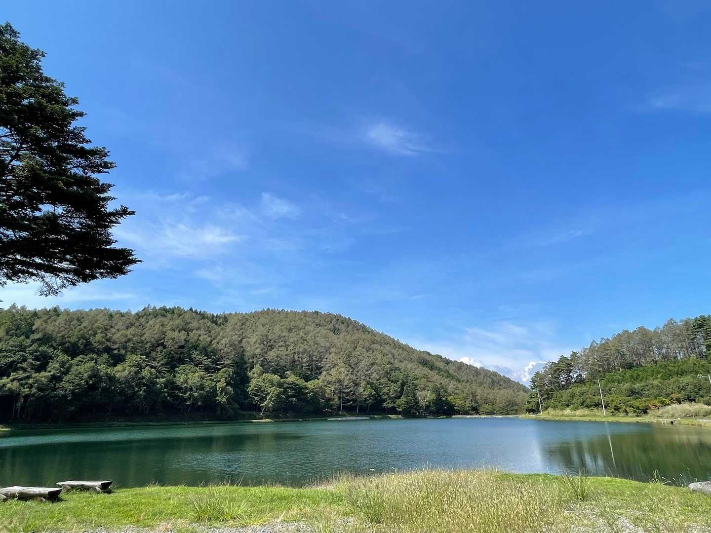 暑い🥵
湖畔の土手を歩いて登山道へ