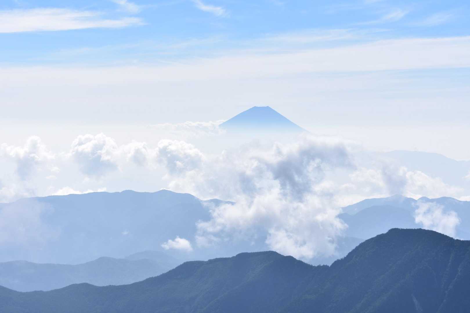 雲海越しの富士山