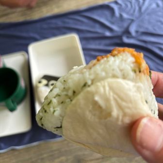 唐揚げを、ワサビふりかけご飯で包み、更にパンを巻きました。

ご飯にパンなんて、どんびきでしょ🤭

パンがしっとりし過ぎて、持ったら手にひっつき、これは失敗🤭