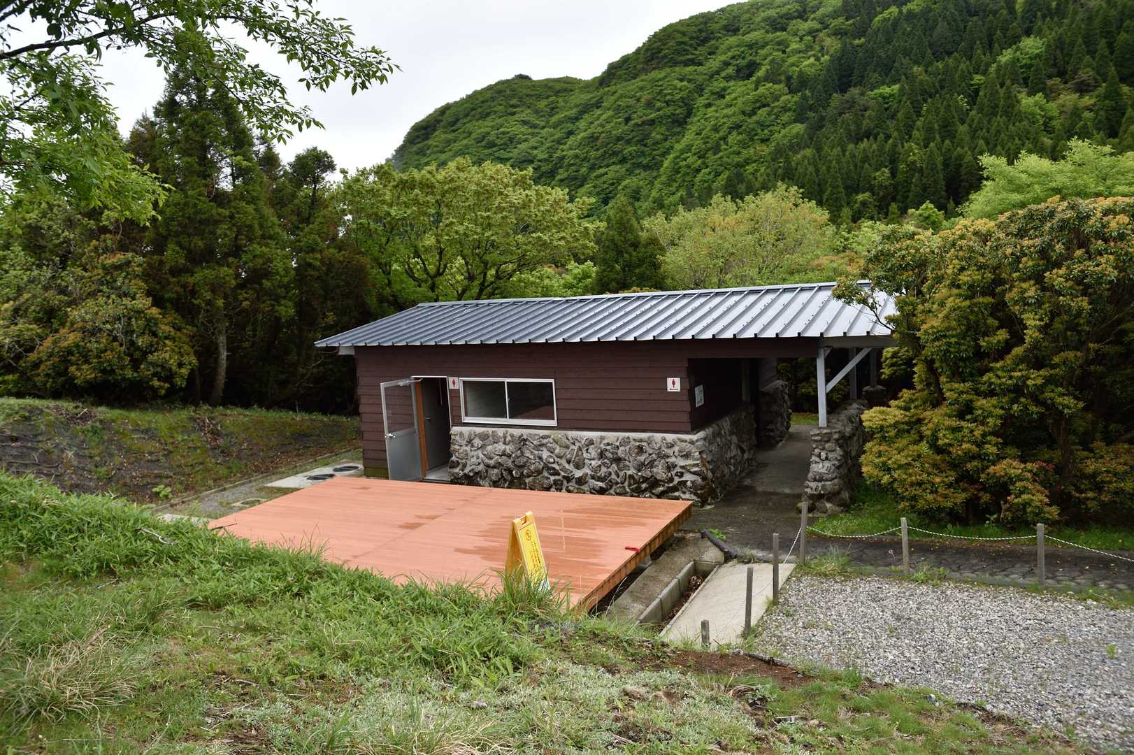 避難小屋が綺麗になっている