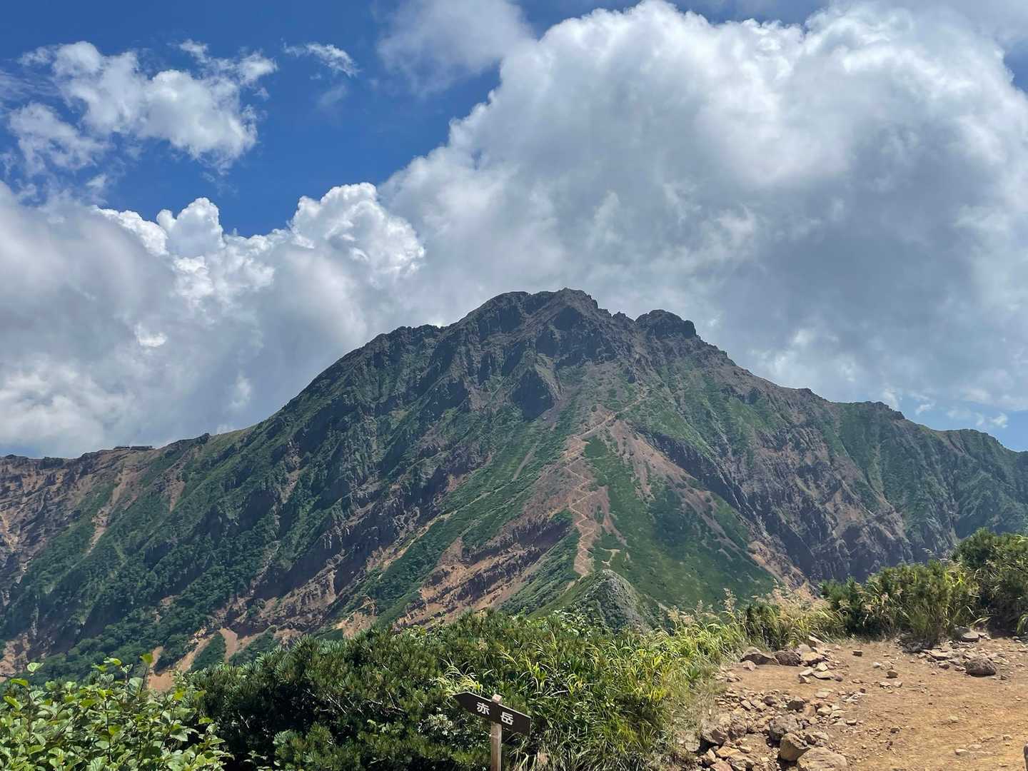 夏の空と赤岳⛰️

山頂にいた紳士に話しかけて赤岳エピソードとか赤岳付近の地図を見せてもらう。
行ったことないから（私で赤岳に行けるかは別の話ね🤣）参考に！と色々聞いてみる🤣
やっぱりやまのこ村まで車で行きたいんだよねぇ〜🤣
紳士はオデッセイで向かいお腹を何度か擦ったから途中で諦め普通？に下の駐車場から登ったとのこと。
普通車で無理なら軽は無理だよ〜と言ってたら車種は？と聞かれてN-BOX！と答えるとやまのこ村にN-BOXいたらしい🤣
まじ？？？🤣🤣🤣