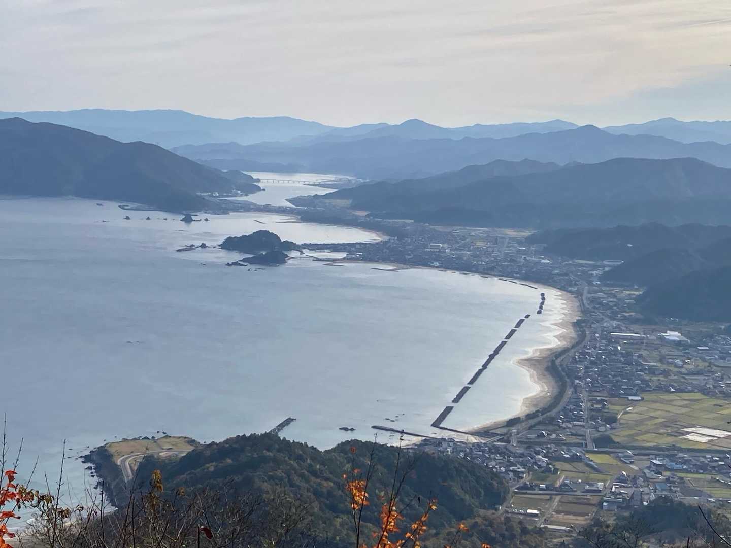 山に登って眼下に海を見下ろす。乙だねー。
