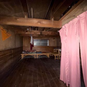 避難小屋のなか