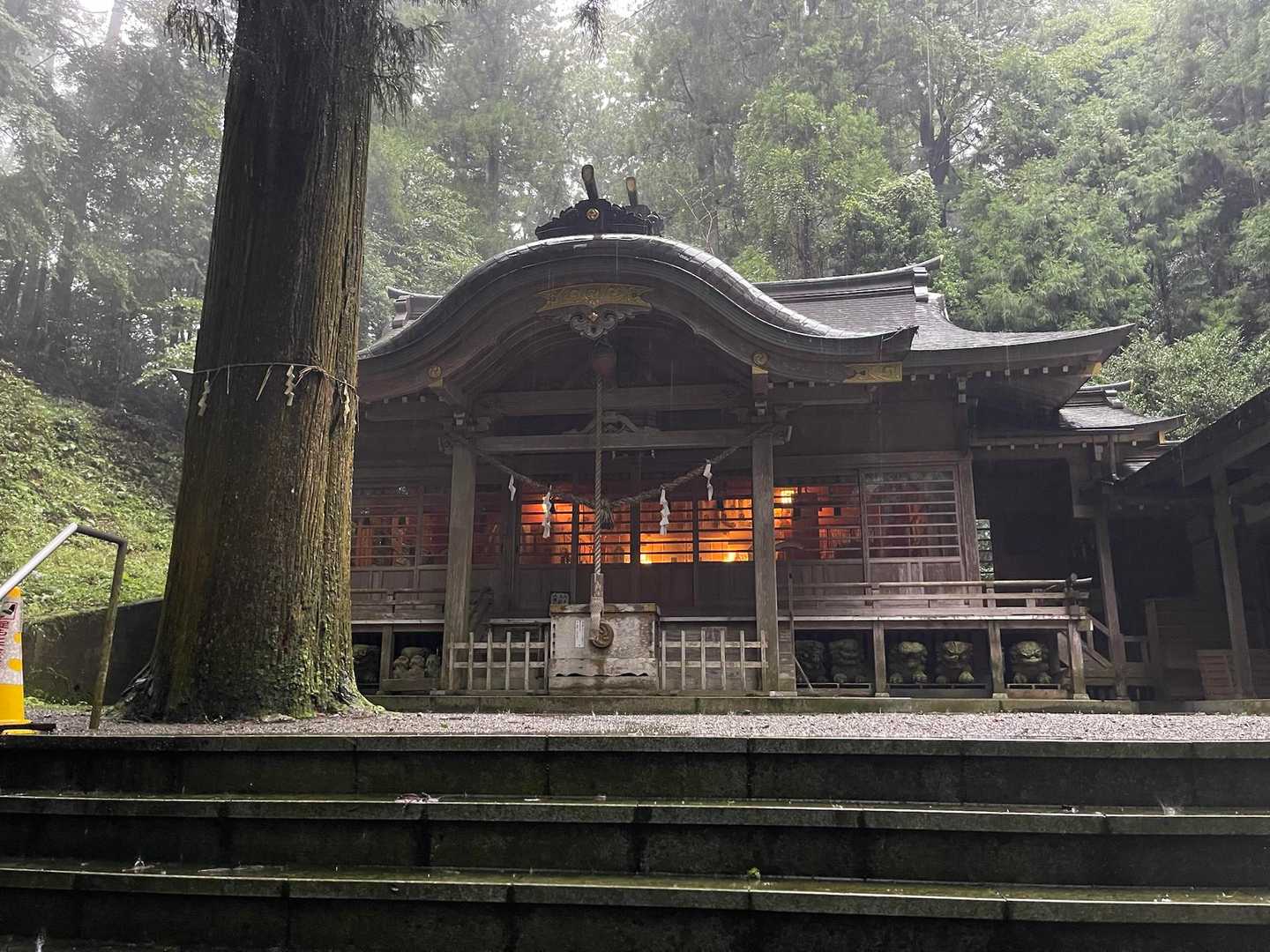拝殿？立派な神社です。