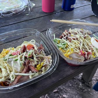 お昼は初挑戦の冷麺✨
具の置き方…性格出ちゃいますね😅
（左が私🙄）
美味しかったから良いや😋🎶