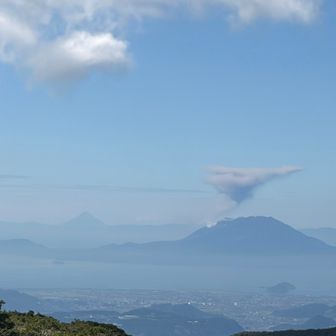 桜島噴火　うっすら開聞岳？