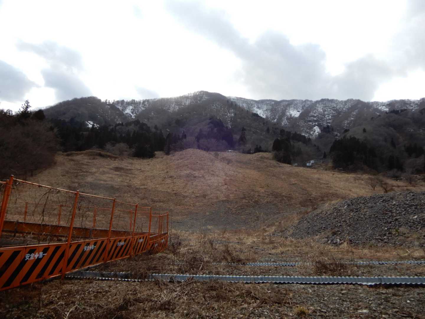 間もなく駐車場です。丁子山、湧谷山方面を眺めました。

ここが営業していた頃は「遊ランド坂内スキー場」と言う名称だったと思いますが、残念ながら一度もスキーで訪れる事はなかった。
