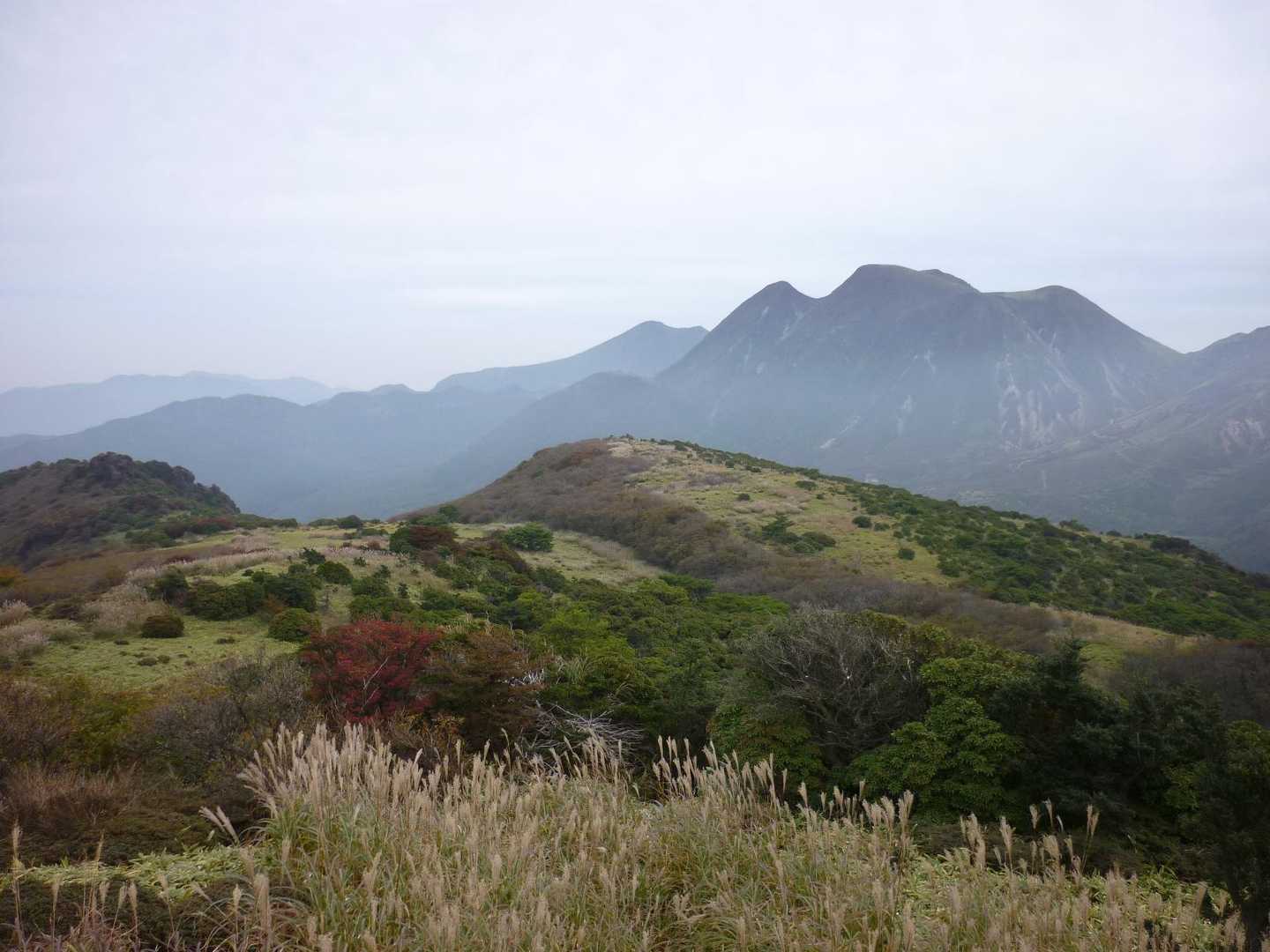 正面に 三俣山 を眺めながら、下り坂をゆっくりと東へ
