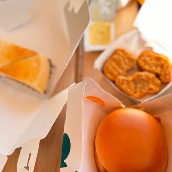 Macのフィレオフィッシュとナゲット、チーズケーキでコーヒー飲みました。