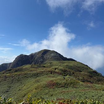 笹平から雨飾山を視界にとらえた
紅葉はもうちょい後かな