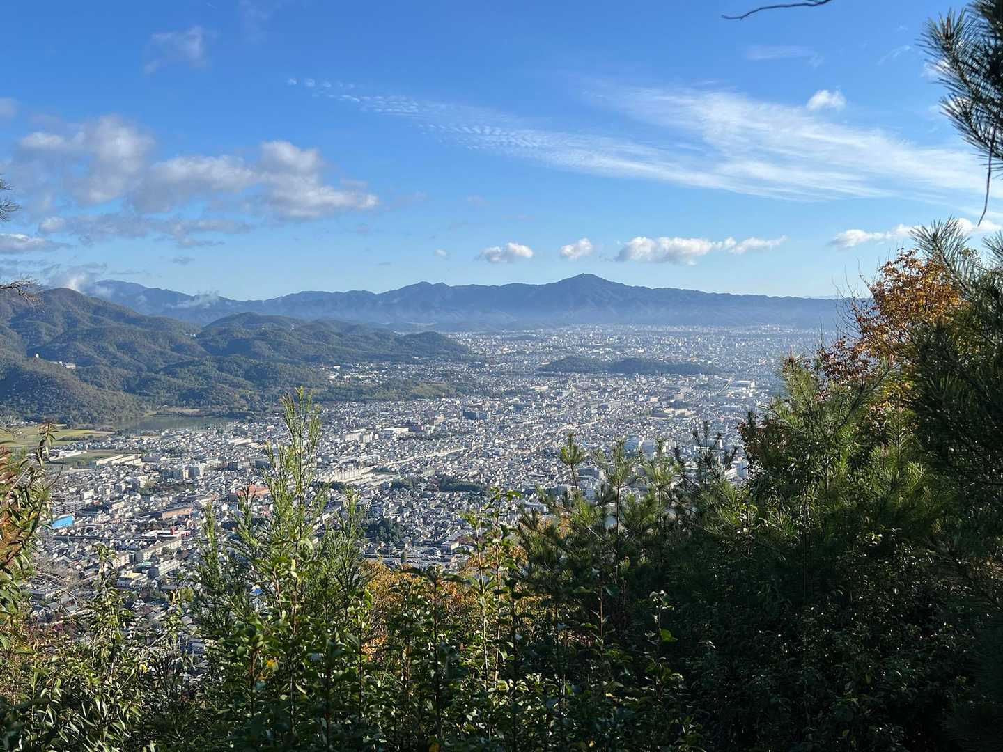 比叡山や蓬莱山を見ながら歩きます