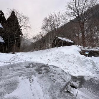 この先に駐車場があるが冬は雪深く入れない