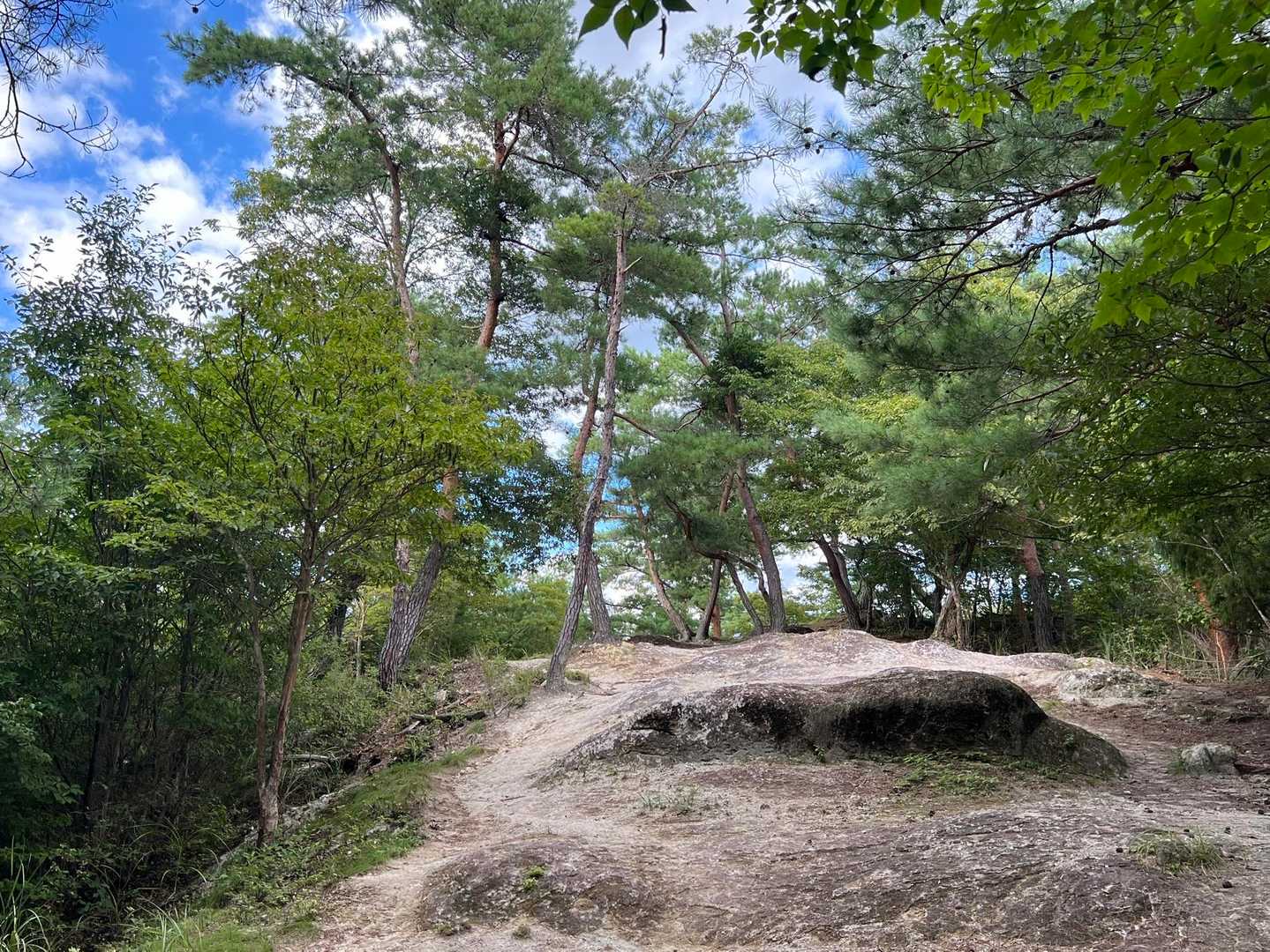 青空とキレイな岩肌
