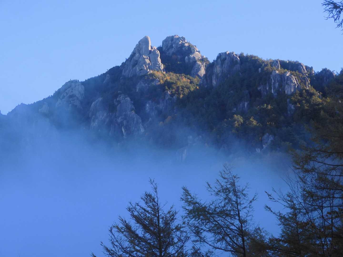 展望場所
　大ヤスリ岩(中央左)と瑞牆山山頂(中央右)をズームする。