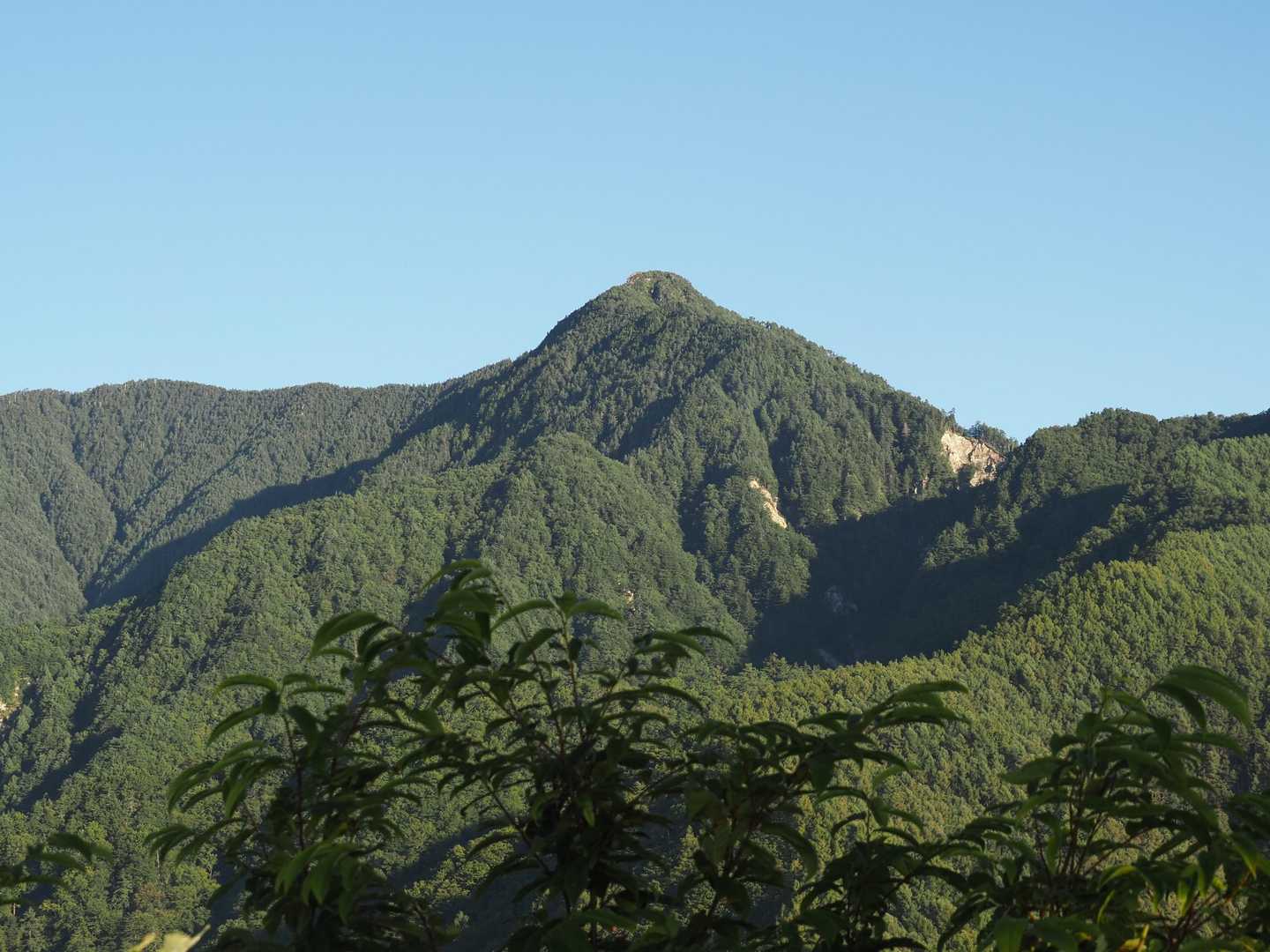 小八郎岳からみた烏帽子岳