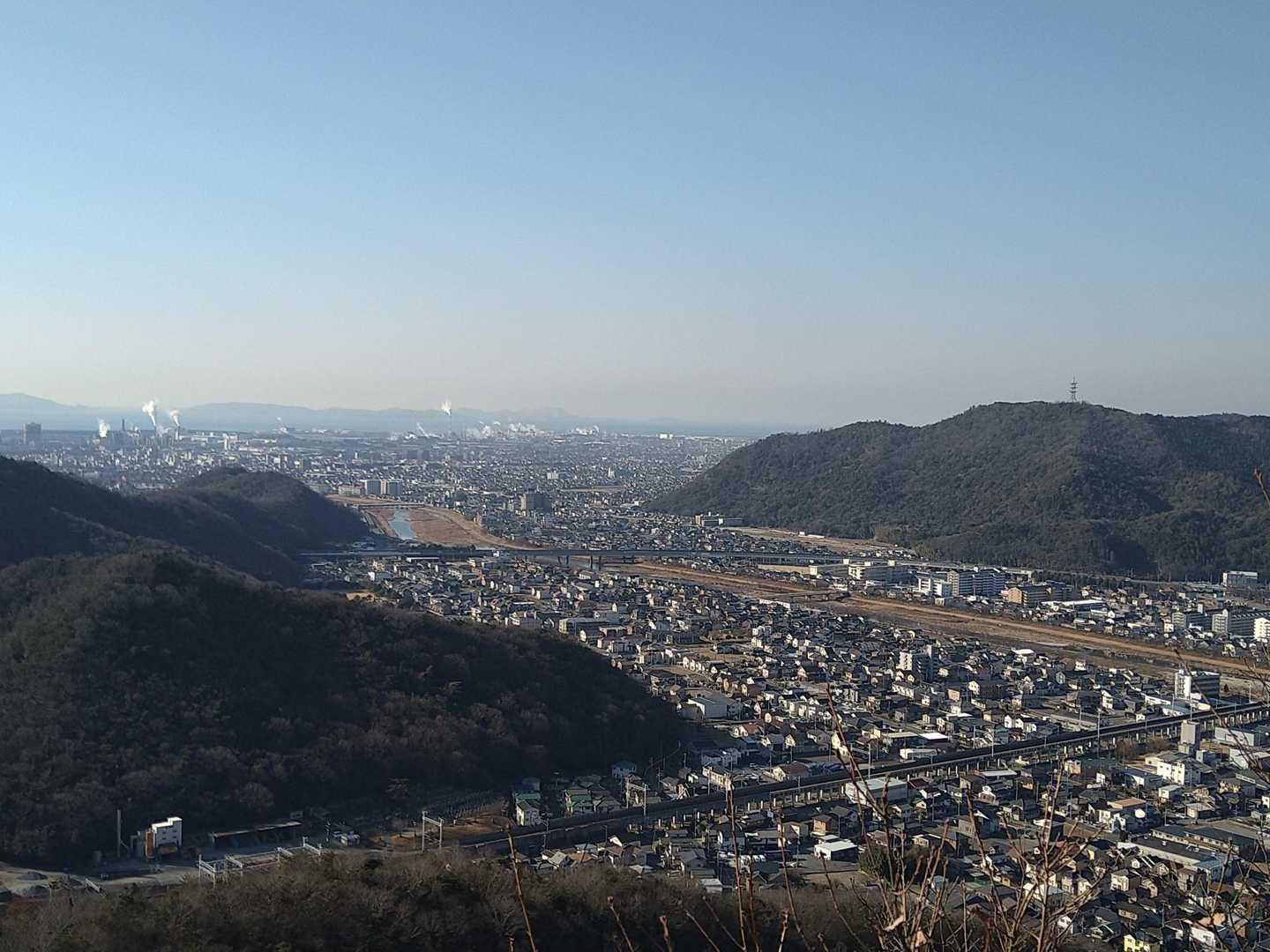 京見山⛰️

この先に進むときにYAMAP地図を拡大したりして確認して、間違ったルートに進んでしまった💦
道はありますが、計画していたルートではなかったので引き返しました😆
Uターン地点から広い土地と鉄塔の地上が見えたのでアレ？と思って引き返しました😅