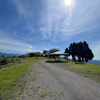 大野山の頂上エリアはかなり広いです。

けっこう暑い日でしたが、
良い風が吹いていて、
東屋の下の日陰はかなり快適でした。