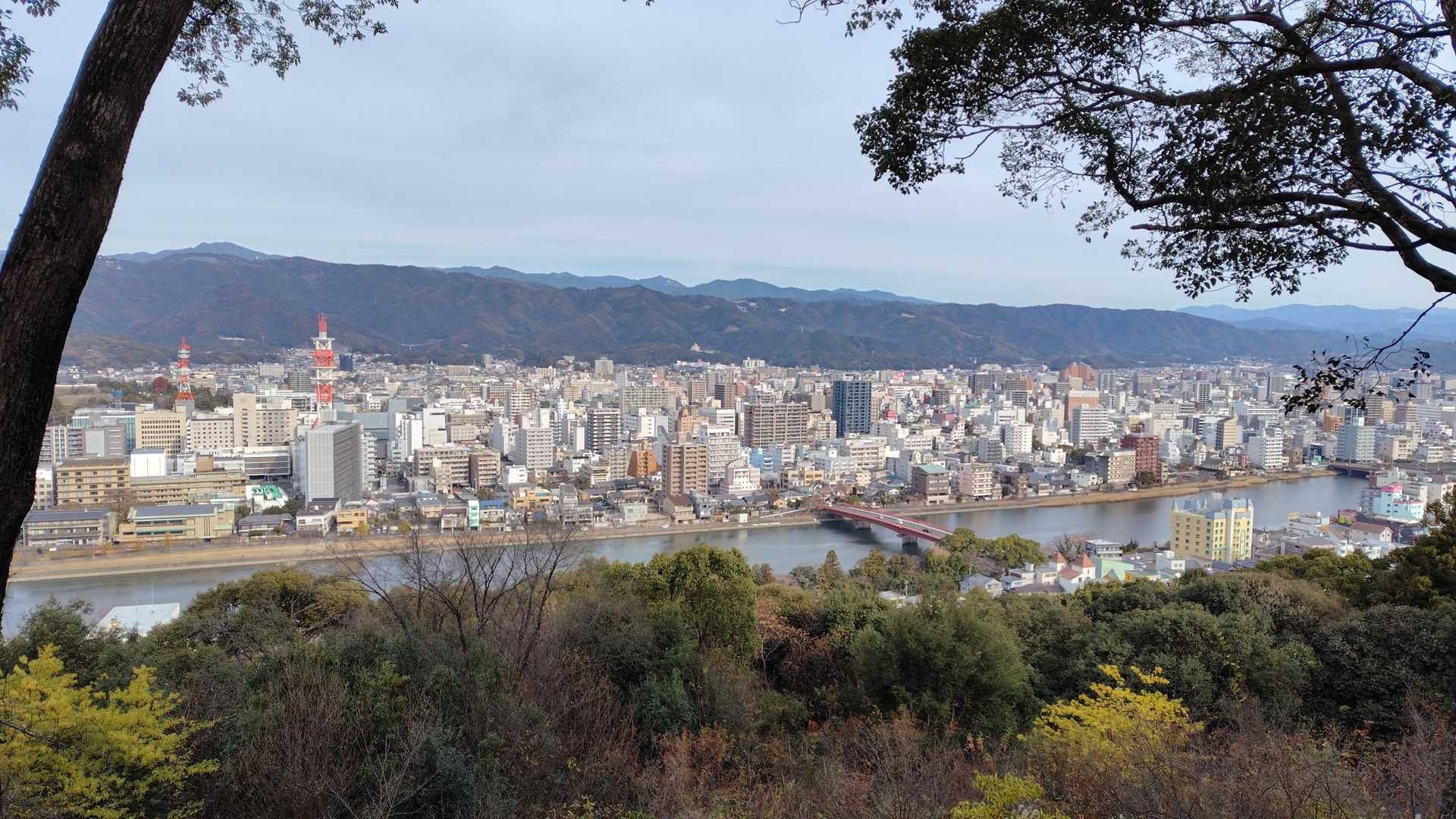 兼山公園の駐車場から、高知市内を望む
