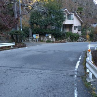 秩父華厳の滝入口。
左側の華厳の滝へ進む。