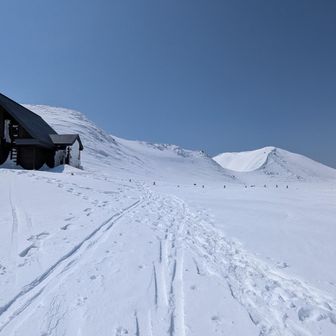 雪から解放された阿弥陀池小屋
＆ 男岳🏔️