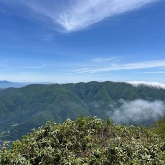 山頂の目の前には大戸岳