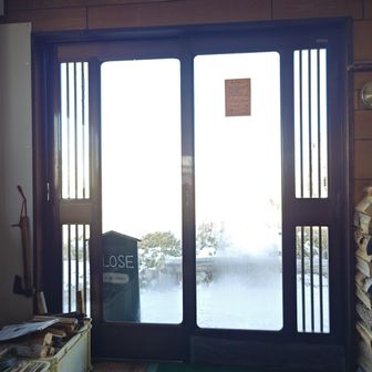 ほぼ満席だった・・。
椅子だけ持ってきてカウンターにねじ込んでもらった。