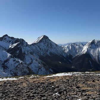 5度目の硫黄岳でやっとこの景色拝む事が出来ました。
ここでゆっくりご飯タイムしたかったけど、風きついし寒いし無理でした🥶