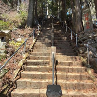 下社からすぐに急勾配の階段