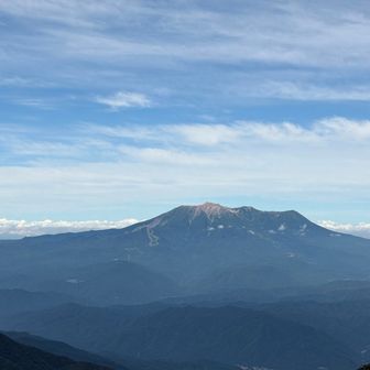 やっとのことで稜線に出た瞬間、一転して涼しい風
体を蘇らせてくれる

御嶽山のお出迎えもやばい