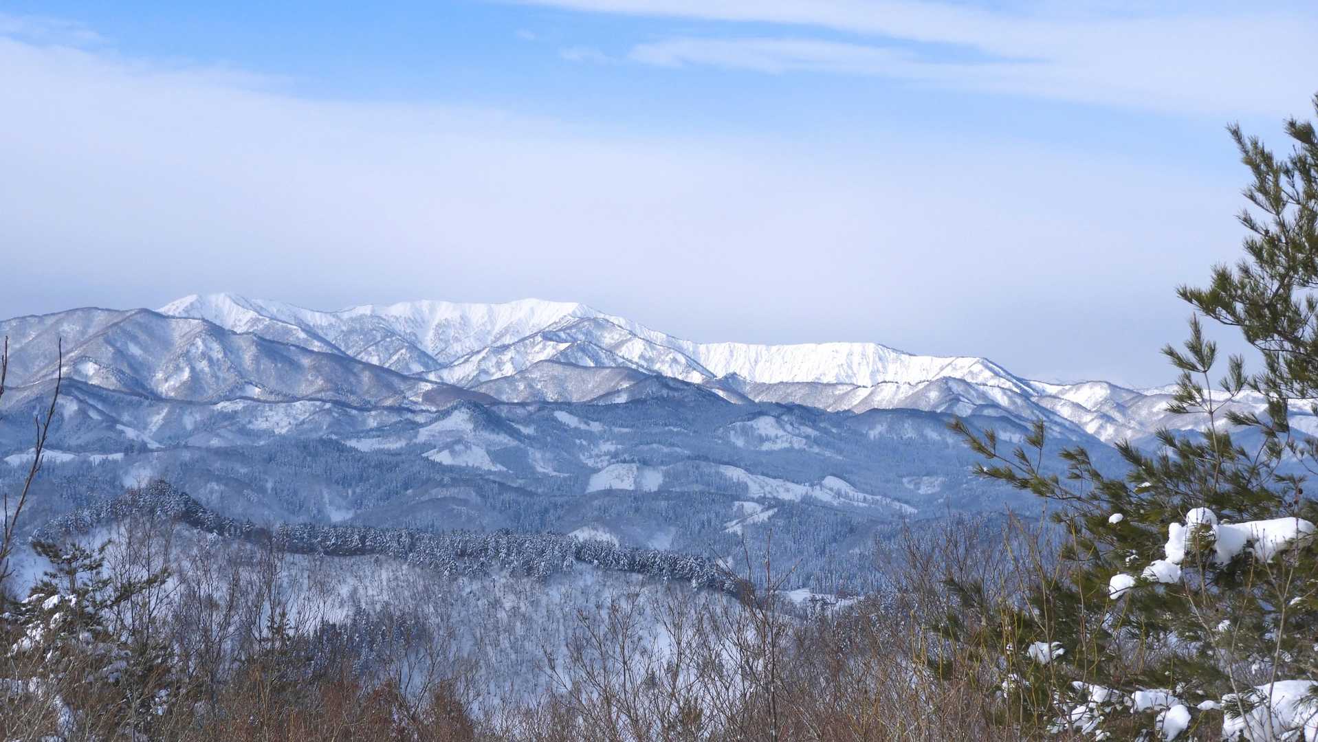 今日はこれから高い山は雲がかかってくるので見えているうちに栂峰。飯豊連峰は雲の向こう