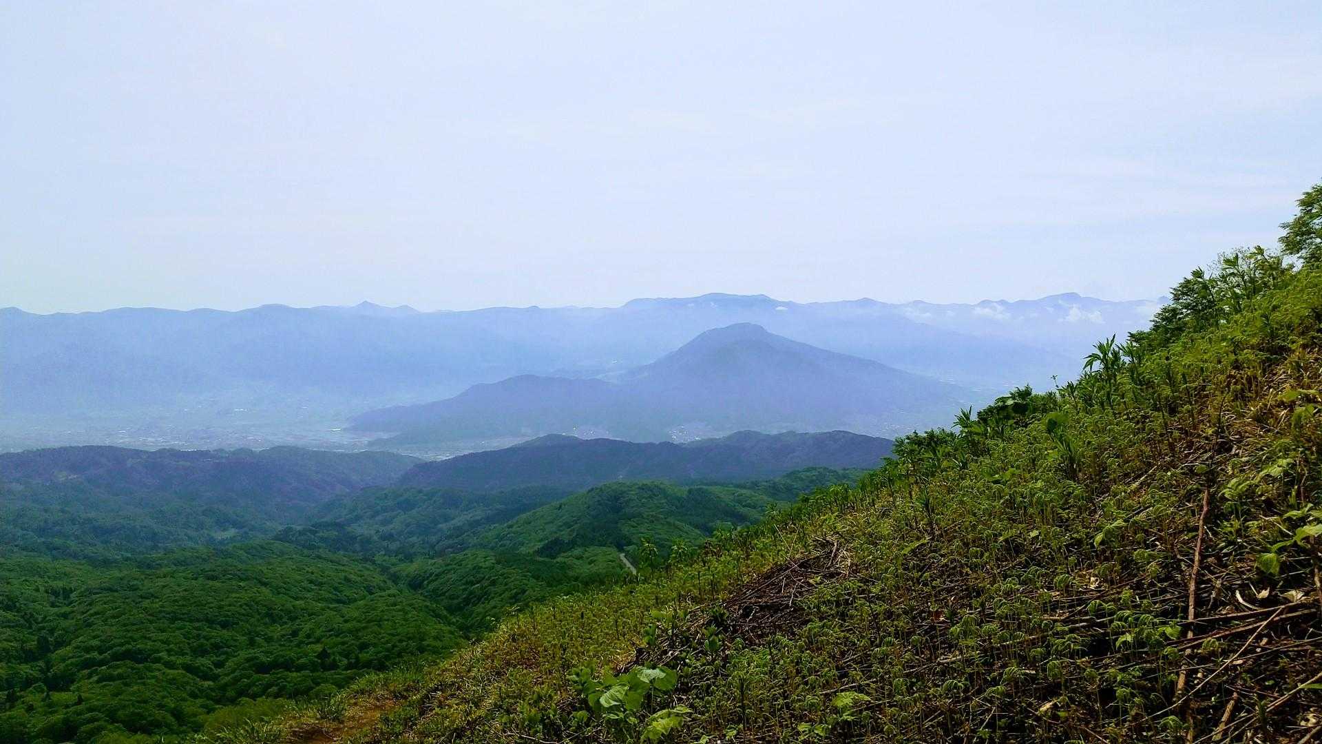 手前に高社山で奥は志賀高原？