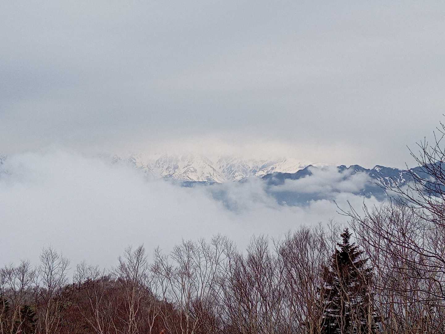 戸隠山とその奥には後立山連峰
