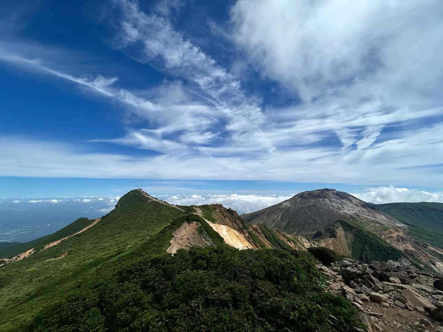 朝日岳と茶臼岳。青い空と雲が気持ち良い。