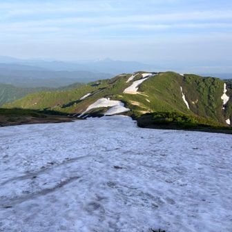 草履塚の雪渓歩き