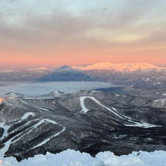 なんと飯豊連峰の横に影磐梯😍