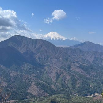 御正体山と杓子山。