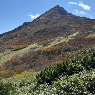 振り返ると紅葉の利尻山。