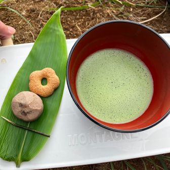 爪楊枝はクロモジ手作り。
抹茶をたてて頂く。
いいお手前でございました♪