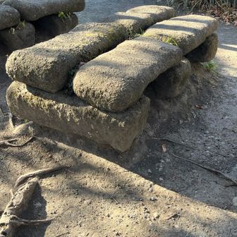 切り出した岩で作った椅子✭