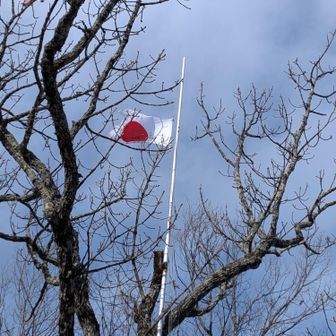 箱山頂上に今日は国旗。栗和田からの登山道にトレースがあり頂上に足跡が沢山あったので栗和田地区の方々が元日で揚げて下さったのでしょう。